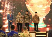 Wapres Ma’ruf Amin Berikan Penghargaan UHC Awards Ke 33 Gubernur dan 460 Bupati dan Wali Kota Se Indonesia
